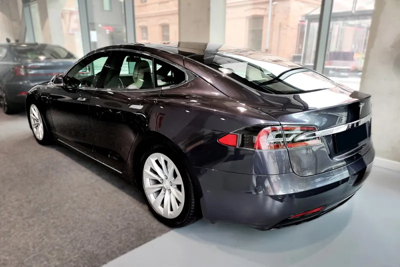 GRAPHIT Edelstahl Ladekantenschutz passend für Tesla Model S ab 07/2012