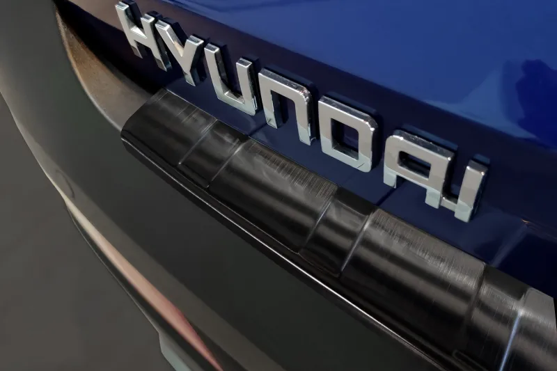 GRAPHIT schwarz Edelstahl Ladekantenschutz passend für Hyundai Bayon ab 3/2021