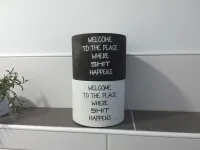 Toilettenpapier-Aufbewahrung dunkelgrau mit Aufschrift | Shit happens